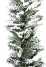 Besneeuwde kerstslinger met verlichting