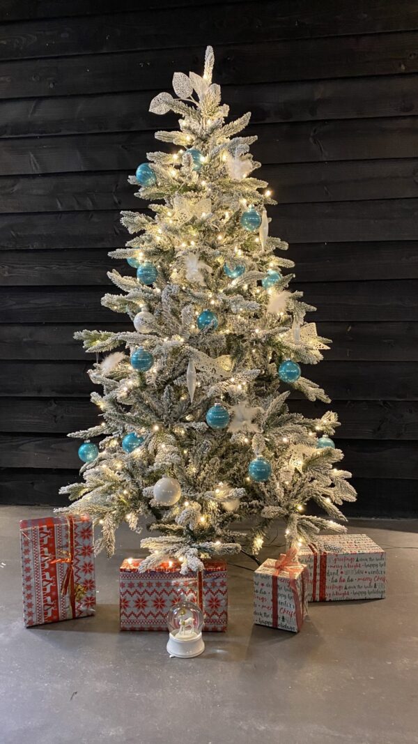 kunstkerstboom met sneeuw