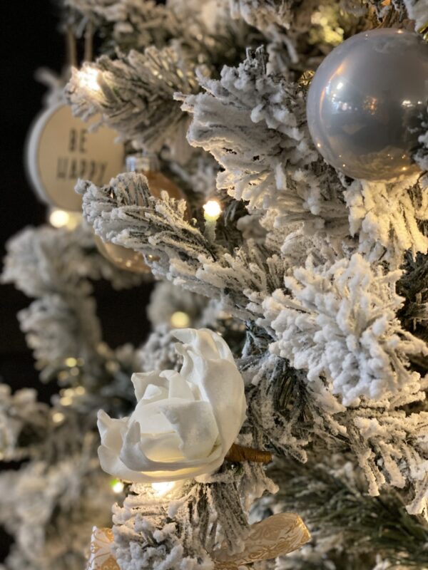3 Kunstkerstboom Memphis Flock met ledverlichting 270cm detail sfeer