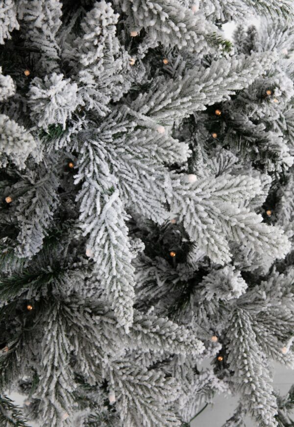 3 Kunstkerstboom Montreal Flock 210cm met ledverlichting detail
