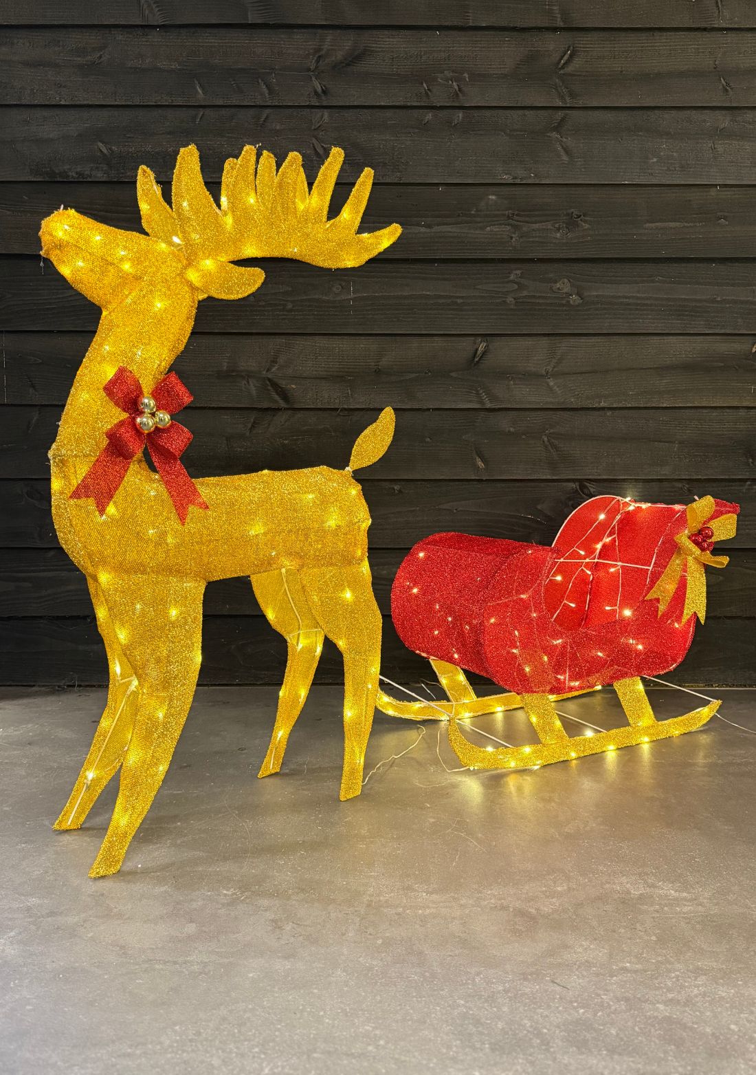 Verlicht rendier met slee