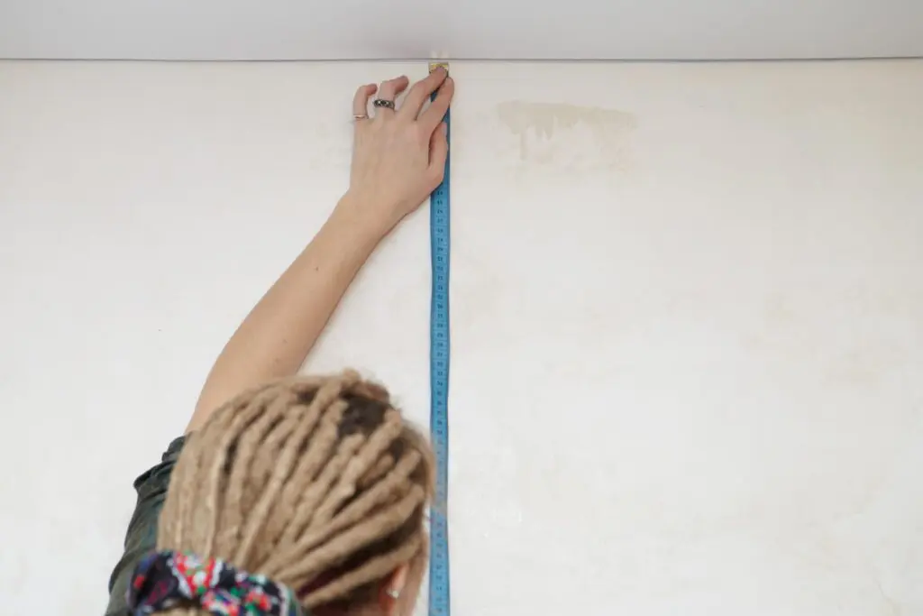 measure ceiling height 1 1024x683 1